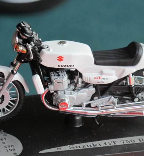 Motorradmodell 1:18 Suzuki GT750 Roca Racing weiss